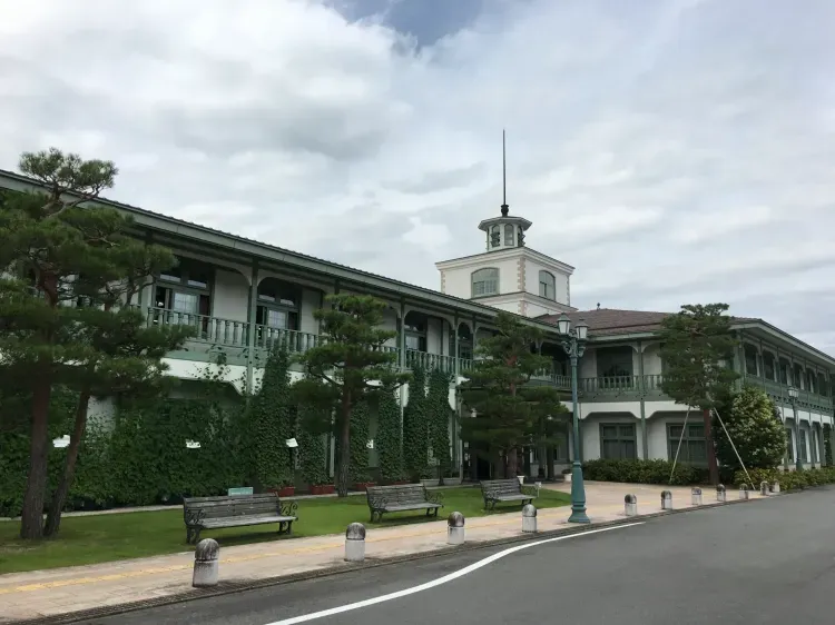 折木奉太郎と千反田えるが資料を探した図書館 — 高山市図書館 煥章館 - メインビュー 1