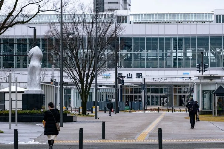 土田文菜が信号待ちしていた駅前広場 — 富山駅北口 - メインビュー 2