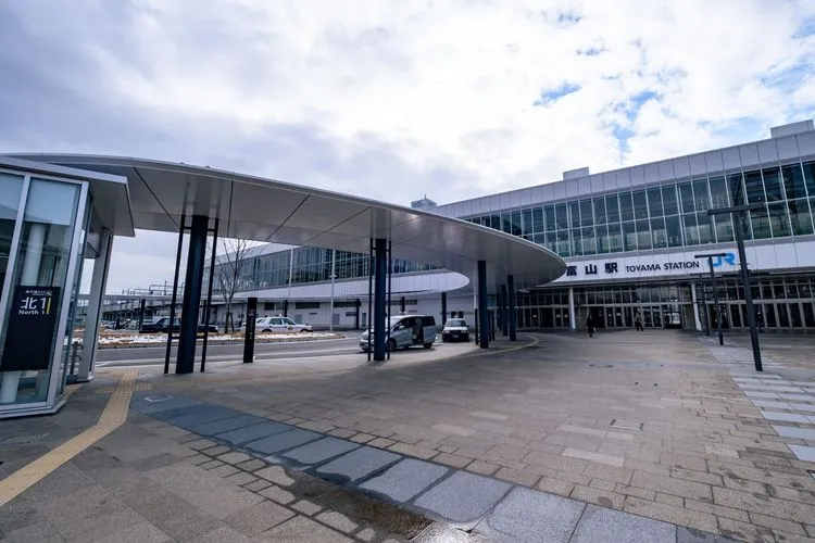 土田文菜が信号待ちしていた駅前広場 — 富山駅北口 - メインビュー 1
