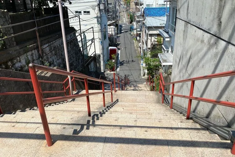 瀧と三葉がすれ違い、振り返る階段（須賀神社・男坂） - メインビュー 7