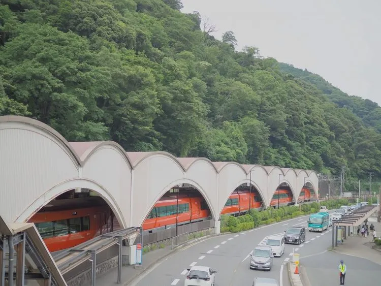 鈴原トウジと相田ケンスケが碇シンジを見送りに来た場面 — 箱根湯本駅 - メインビュー 2