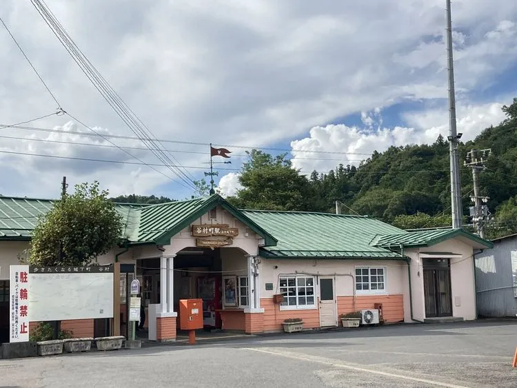 岸本祐馬と松崎将吾が駅前に降り立ち、行動を開始するシーン - メインビュー 2