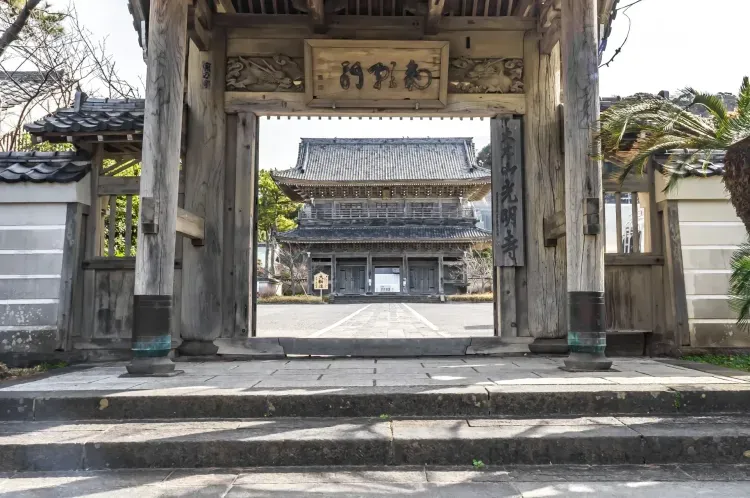 和平（中井貴一）が大橋秀子（美保純）から声をかけられたフリマ会場の寺 — 光明寺 - メインビュー 2