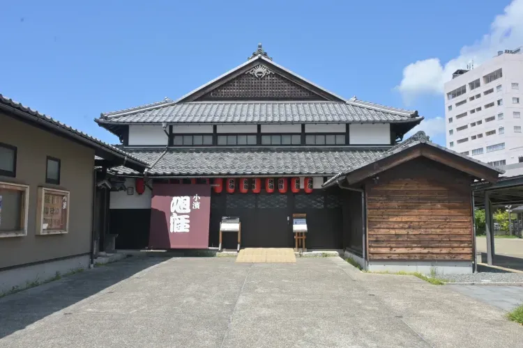 菅原奈未（出口夏希）ら高校生が研究発表大会に挑む明治の芝居小屋 — 小浜まちの駅 旭座 - メインビュー 1