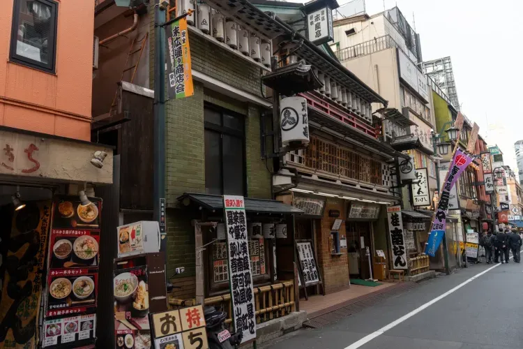 作中に登場する新宿の木造寄席 — 新宿末廣亭 - メインビュー 2