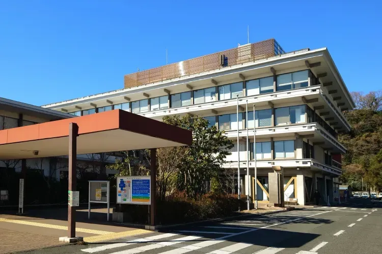 長倉和平が観光課職員として勤務する市役所 — 鎌倉市役所 - メインビュー 1