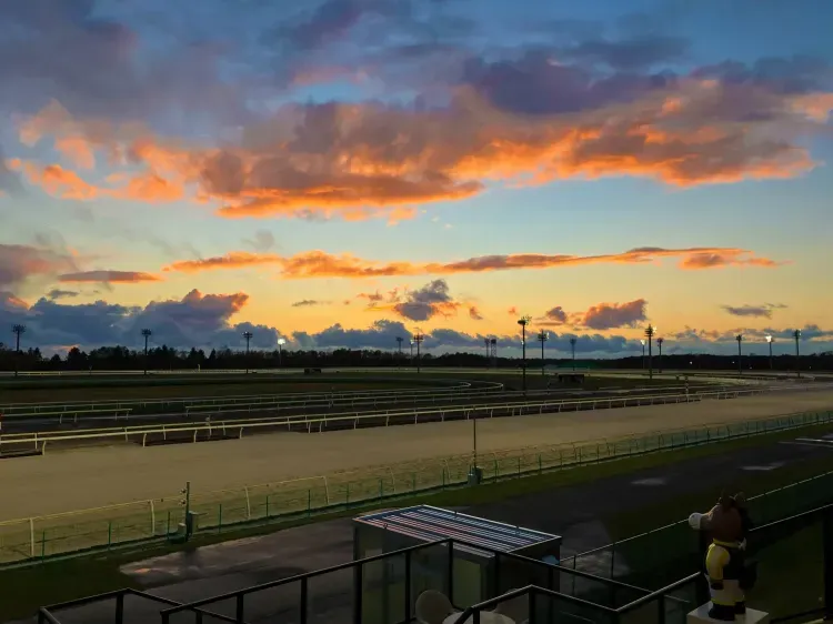 ホッカイドウ競馬が行われる日高の地方競馬場 — 門別競馬場 - メインビュー 1