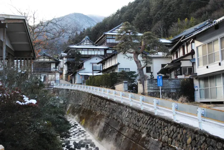 西ヶ谷温泉の路地として登場する旅館街の小路 — 別所温泉 旅館街小路 - メインビュー 2