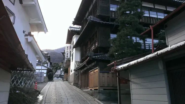 西ヶ谷温泉の路地として登場する旅館街の小路 — 別所温泉 旅館街小路 - メインビュー 1