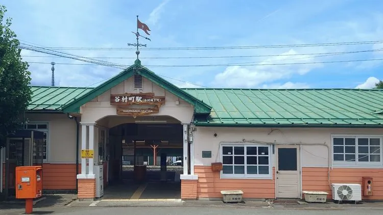 岸本祐馬と松崎将吾が駅前に降り立ち、行動を開始するシーン - メインビュー 1