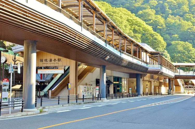 鈴原トウジと相田ケンスケが碇シンジを見送りに来た場面 — 箱根湯本駅 - メインビュー 1