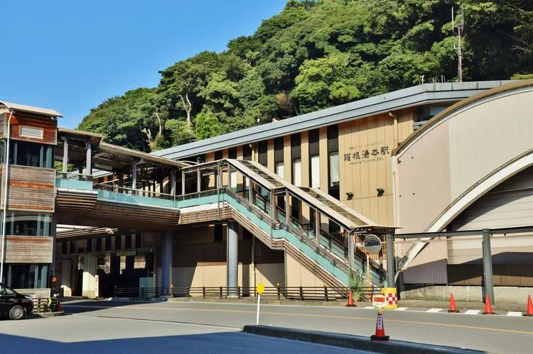 鈴原トウジと相田ケンスケが碇シンジを見送りに来た場面 — 箱根湯本駅 - メインビュー 3