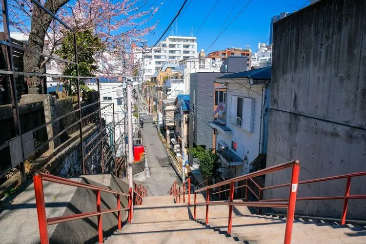 瀧と三葉がすれ違い、振り返る階段（須賀神社・男坂） - メインビュー 5