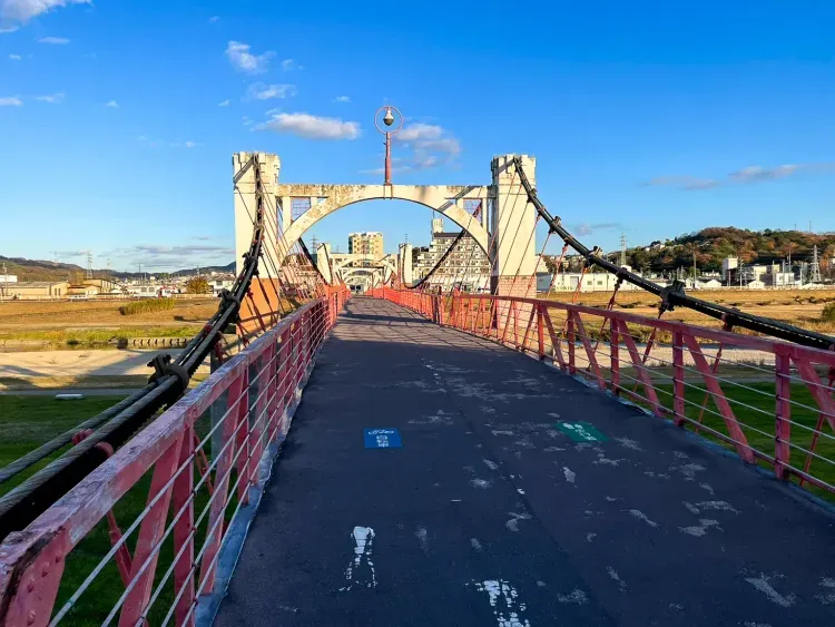 若き喜久雄らが舞を稽古する石川の吊橋 — 玉手橋 - メインビュー 3