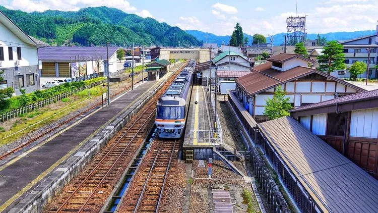 瀧と司・奥寺先輩が三葉を探して降り立った駅 — 飛騨古川駅 - メインビュー 1