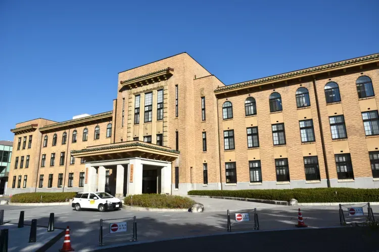架空の「古田警察署」として登場する昭和初期築の県庁舎 — 山梨県庁舎別館 - メインビュー 1