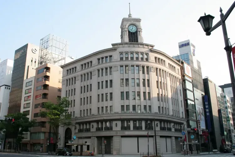 ゴジラが戦後の銀座を襲撃する場面に登場する時計塔 — 和光本店 - 現地撮影写真 1