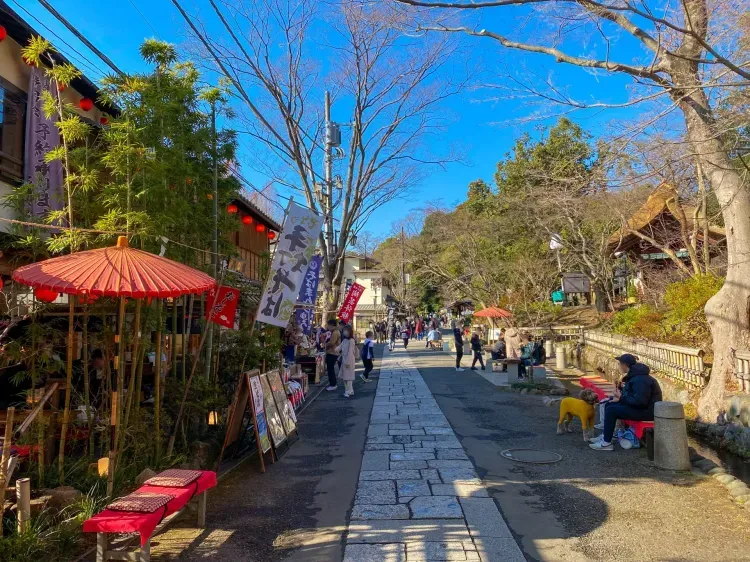 乃木が別班の櫻井司令と待ち合わせた参道の赤い長椅子 — 深大寺 - 現地撮影写真 2