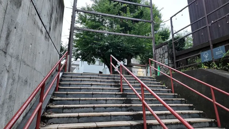 瀧と三葉がすれ違い、振り返る階段（須賀神社・男坂） - 現地撮影写真 4