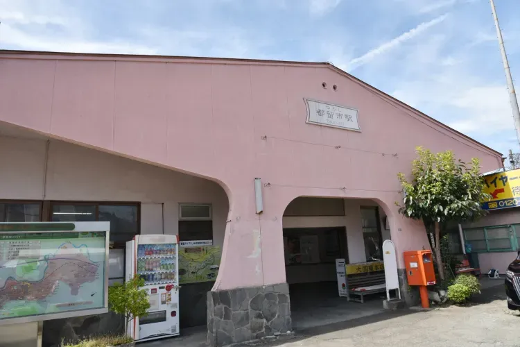 「古田の街」の郊外を走る富士急行線の駅 — 都留市駅 - 現地撮影写真 2