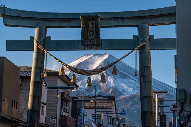 遠藤清美が自転車で走り抜ける富士山の見える鳥居 - 現地撮影写真 1