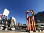 曽我部（黒崎煌代）を九条（柳楽優弥）が助けた広場 — 上野ペデストリアンデッキ