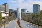 魚澄みのり（伊藤沙莉）が編集者と数子を語り合う出版社ビルの屋上 — パレスサイドビル