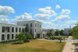 桜高の学園生活を彩る中庭 — 豊郷小学校旧校舎群（中庭）