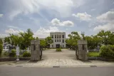 桜高のモデルとなった旧校舎の正面玄関 — 豊郷小学校旧校舎群（正面玄関）