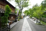 乃木が別班の櫻井司令と待ち合わせた参道の赤い長椅子 — 深大寺