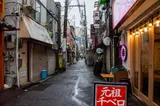 曽我部聡太（黒崎煌代）が通るディープな飲み屋街の路地
