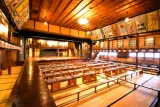 喜久雄と俊介が『二人藤娘』を演じる近畿最古級の芝居小屋 — 出石永楽館