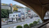葛城ミサトが碇シンジを迎えに来た場面 — 箱根湯本駅