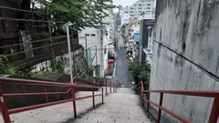 立花瀧(神木隆之介)と宮水三葉(上白石萌音)が再会する階段 — 須賀神社