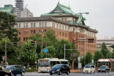 バルカ共和国の日本大使館として撮影された正庁 — 愛知県庁本庁舎