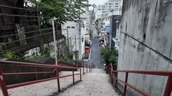 立花瀧（神木隆之介）と宮水三葉（上白石萌音）が再会する階段 — 須賀神社
