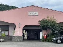 「古田の街」の郊外を走る富士急行線の駅 — 都留市駅