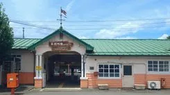 岸本（池松壮亮）と松崎が降り立つ劇中「富士浅田駅」 — 谷村町駅（富士急行線）