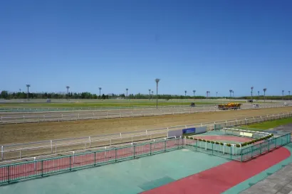 ホッカイドウ競馬が行われる日高の地方競馬場 — 門別競馬場 - 写真 3