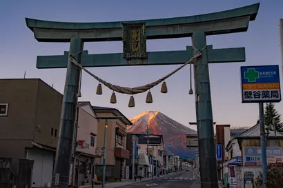 遠藤清美（市川実日子）が自転車で走り抜ける富士山の見える鳥居 — 金鳥居 - 写真 2