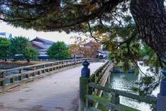 オープニングに登場する松江城が見える橋