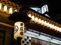 落語家を目指す朱音がオープニングで映る江戸の笑いを守る昭和の老舗寄席 — 新宿末廣亭