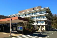 長倉和平が観光課職員として勤務する市役所 — 鎌倉市役所