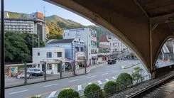 葛城ミサトが碇シンジを迎えに来た場面 — 箱根湯本駅
