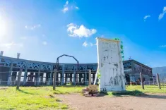 すずめが最初の「戸締まり」を行う廃墟（温泉街跡の後ろ戸）のモデル — 旧豊後森機関庫