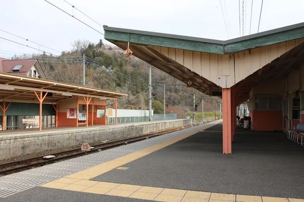 岸本祐馬と松崎将吾が駅前に降り立ち、行動を開始するシーン - 写真 3