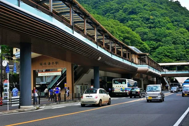 鈴原トウジと相田ケンスケが碇シンジを見送りに来た場面 — 箱根湯本駅 - 写真 4