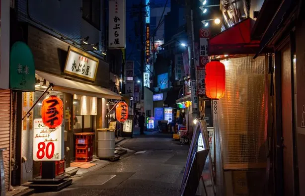 曽我部聡太（黒崎煌代）が通るディープな飲み屋街の路地 - 写真 2