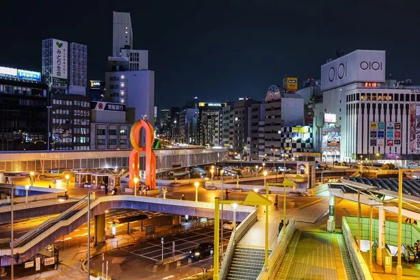 職質を受けた曽我部（黒崎煌代）を九条（柳楽優弥）が助けた広場 - 写真 2