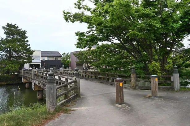 オープニングに登場する松江城が見える橋 - 写真 2